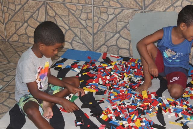 Kinderen bouwen met een grote berg bouwsteentjes