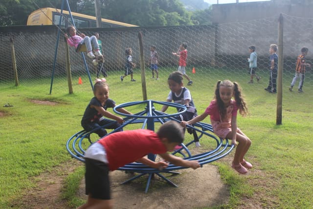 Kinderen spelen buiten op de speeltoestellen van het kinderdagverblijf