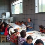 Kinderen aan tafel in de eetzaal van de Lar