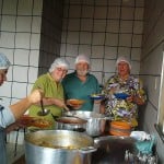 Medewerkers scheppen het eten op in de keuken van de Lar